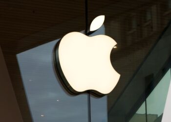 Critical flaw (CVE-2024-23204) in Apple Shortcuts: Attackers exploit ‘Expand URL’ function, transmitting sensitive data. Update software for protection.